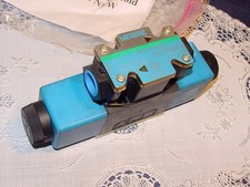 Vickers DG4V-3S-2C-M-FW-B5-60 Directional Control Valve Solenoid Activated NEW!