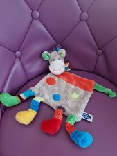 Doudou plat vache girafe Mots D'enfants gris rond rouge vert 