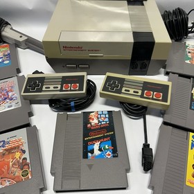 Original Nintendo NES Game Console W/9 Games 2 Controllers, Zapper And Guide
