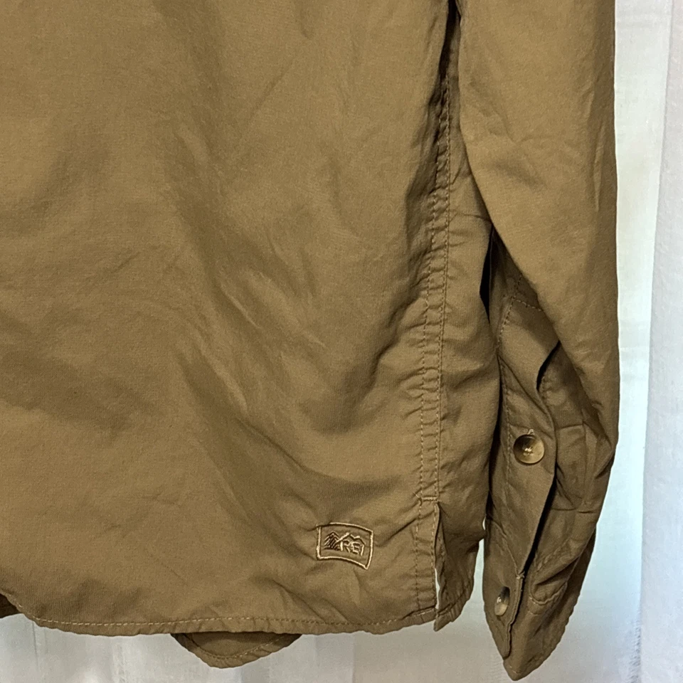 Camisa REI Coop Senderismo Aire Libre Para Hombres L Manga Larga Botón Caqui Mezcla de Nylon Foto 2 de 4
