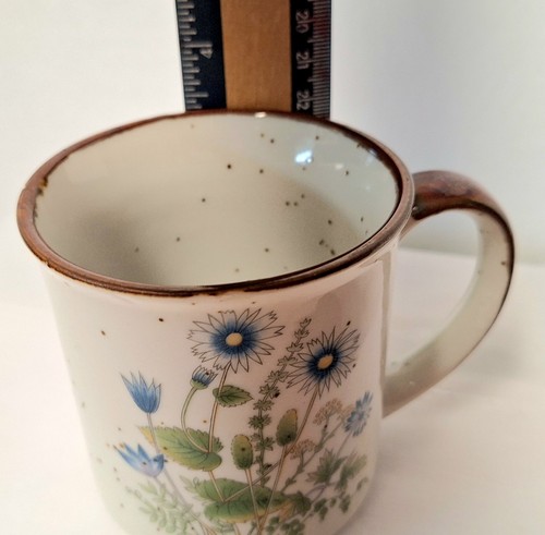 "Taza de flores azules de cerámica japonesa de 4"" de alto 2 5/8"" de ancho". Aspecto moteado - Imagen 3 de 8