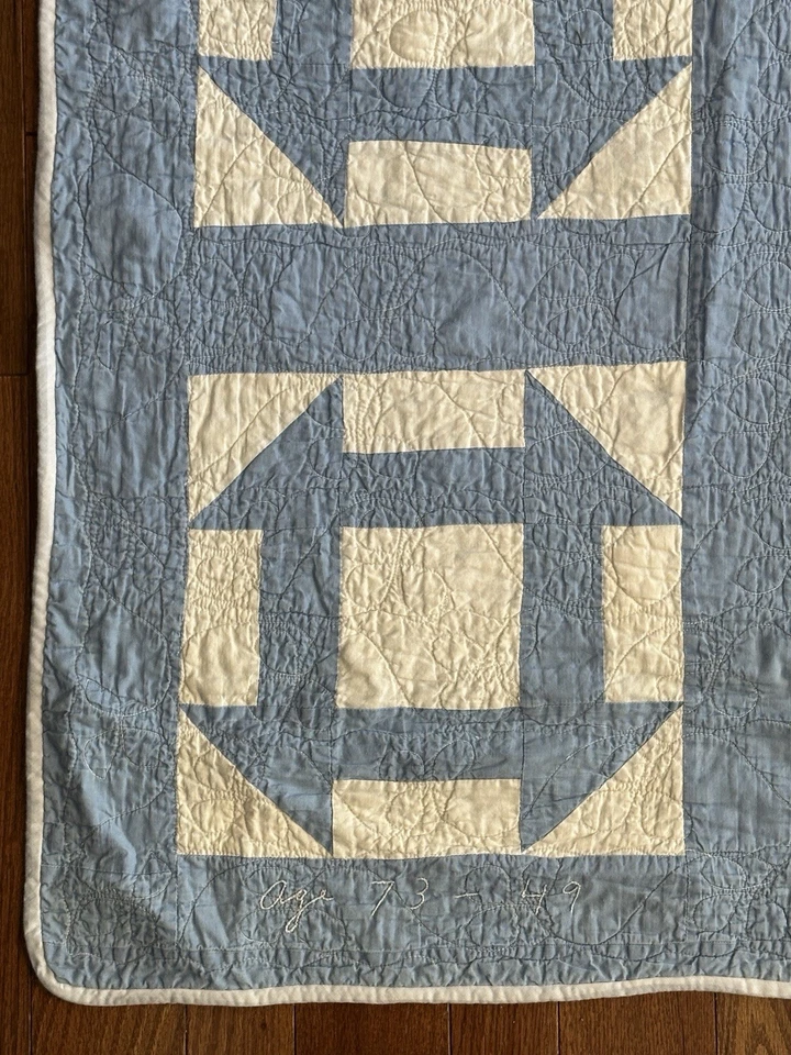 Colcha costurada à mão vintage 1949 padrão chave macaco azul e branco assinado 71x84 - Imagem 3 de 4