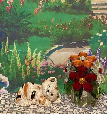 Rinconada Classic Calico Cat flowers Retired Laying Down Pose Garden Crystal ￼