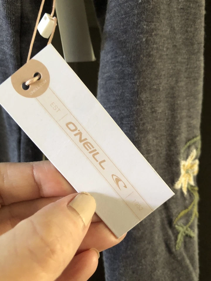 O'Neill 女孩刺绣运动衫灰色全新原始下摆 M 码来自 Tyler’s — 第 3/4 张图片