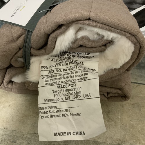 ๐ฏ Threshold Reversible Faux Fur & Flannel Quilt Sham Light Brown ๐20โX26โ - Picture 3 of 4