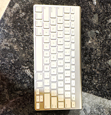 Apple A1314 Compact Wireless Bluetooth Keyboard Built-In Battery QWERTY Silver