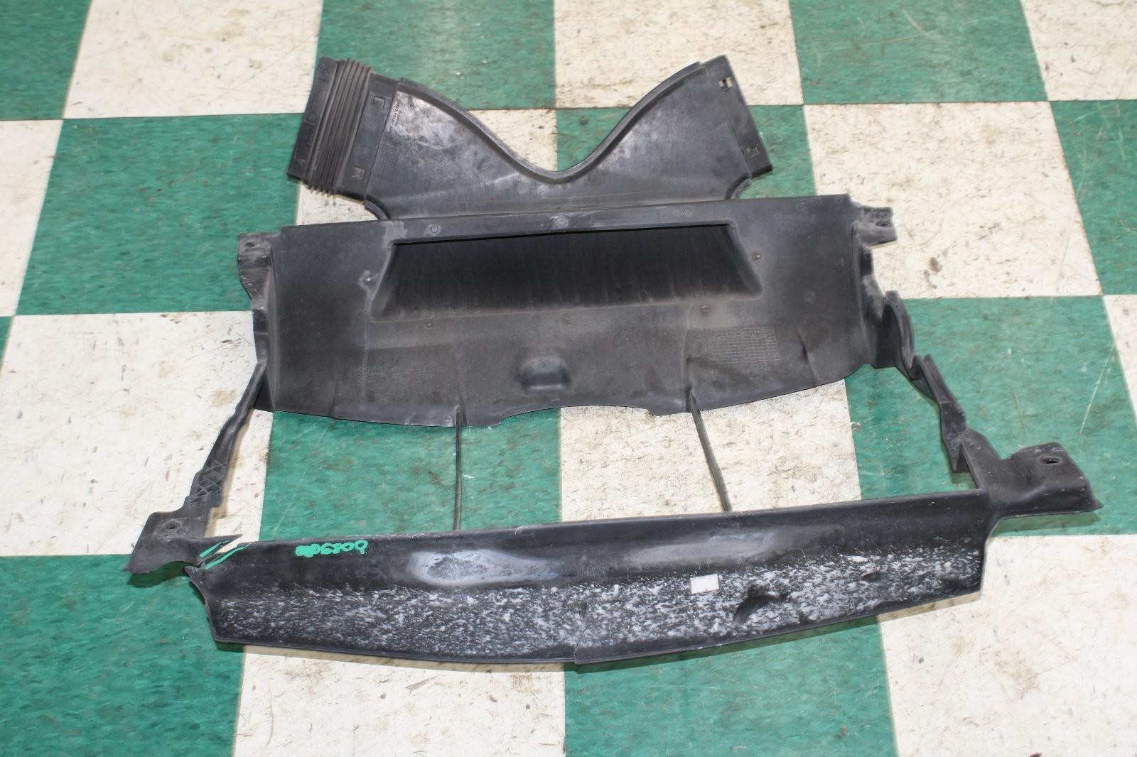 ⚠️DMG⚠️ 14-17 Ghibli 3.0L Radiator Air Guide Deflector Cleaner Duct Intake OE OE