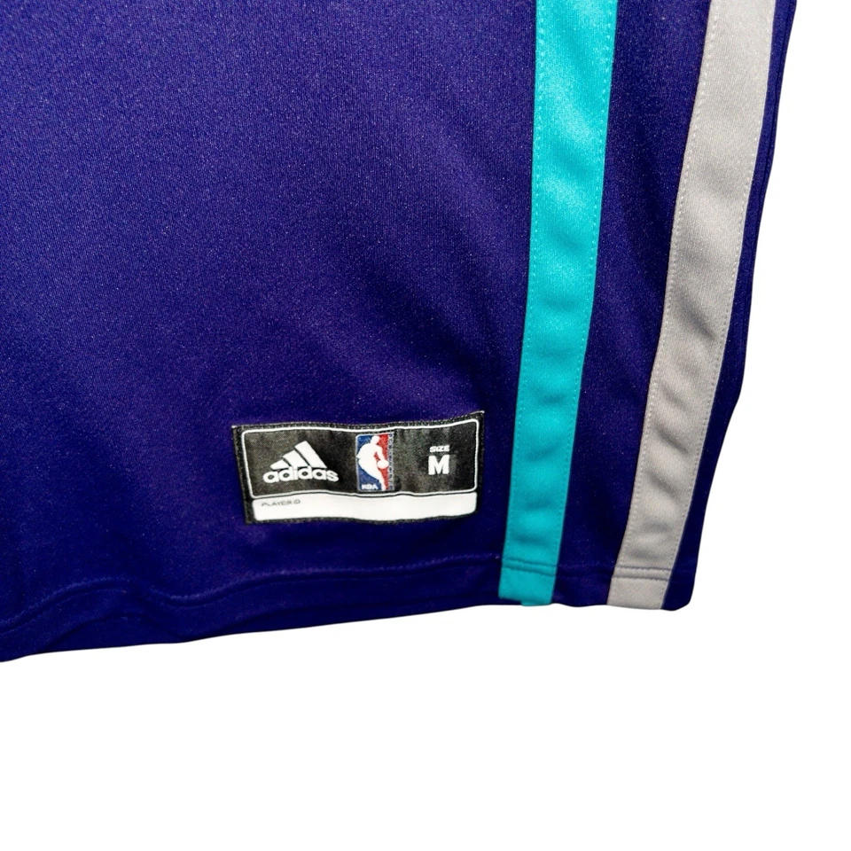 Camiseta deportiva Adidas Charlotte Hornets Kemba Walker para hombre mediana NBA baloncesto Foto 4 de 4