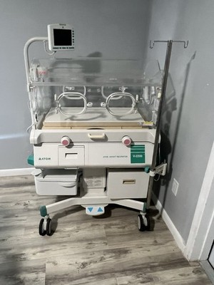 Atom Medical  V-2200 Infant Incubator