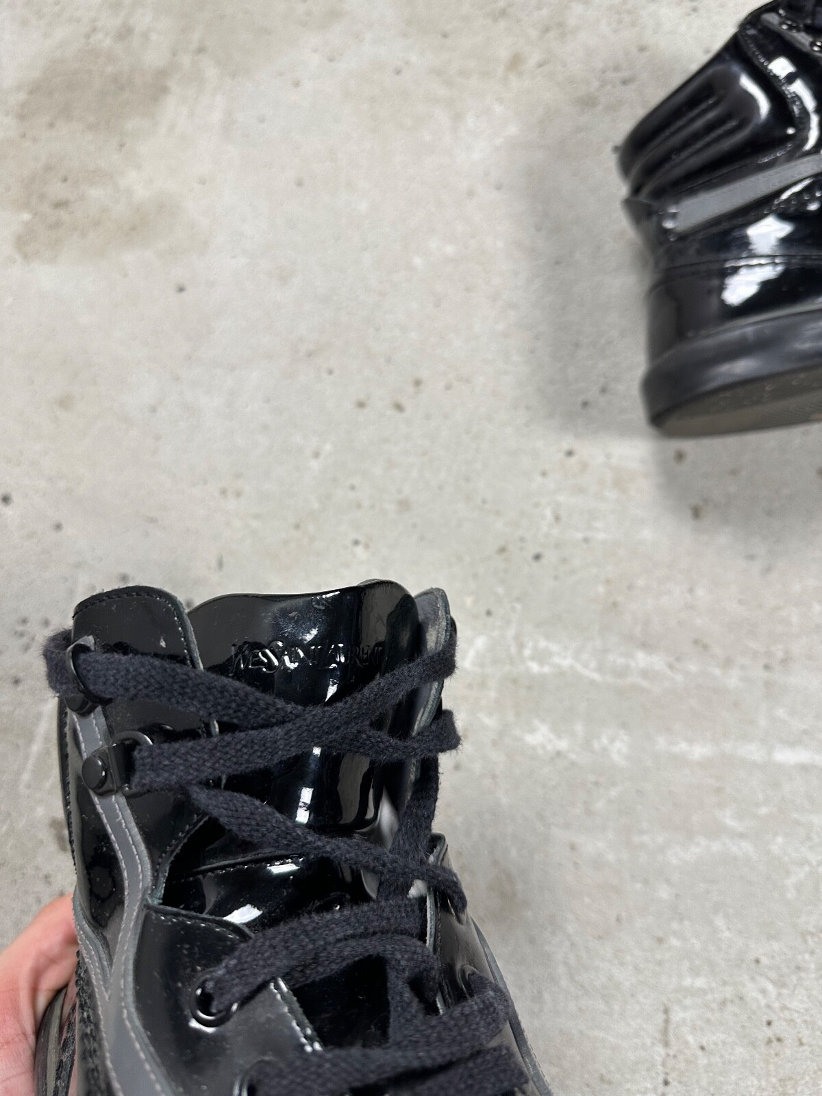 Yves Saint Laurent YSL Y Scarpe da ginnastica alte in pelle verniciata nera vintage y2k