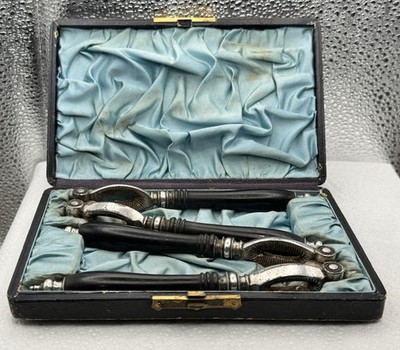 Antiker versilberter Nussknacker mit schwarzen Holzgriffen im Original Etui