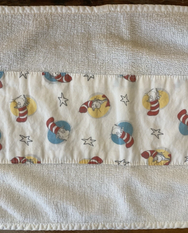 Toalla blanca Dr. Seuss Cat in the Hat de Trend Lab © 2015 Foto 3 de 4