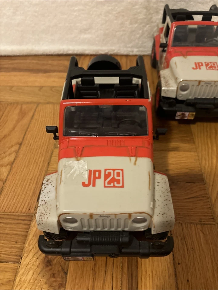 (2) Jurassic Park World Mud Jeep Wrangler JP 29 RC Jada Toys 2015 y control remoto LEER Foto 2 de 4
