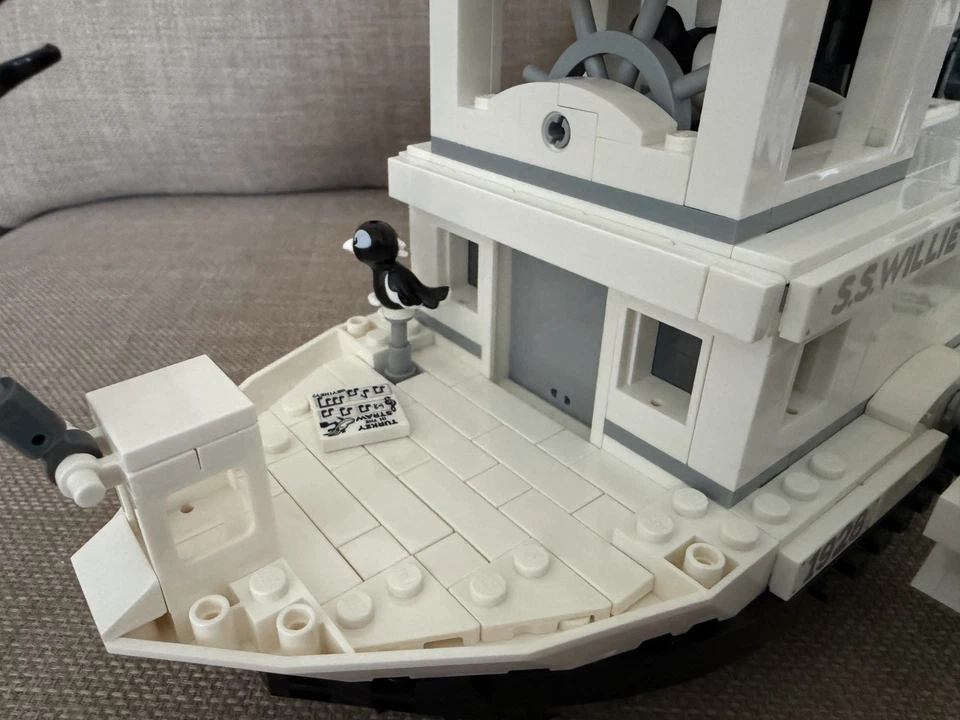 LEGO Ideas 21317 Steamboat Willie, photo 3 of 5