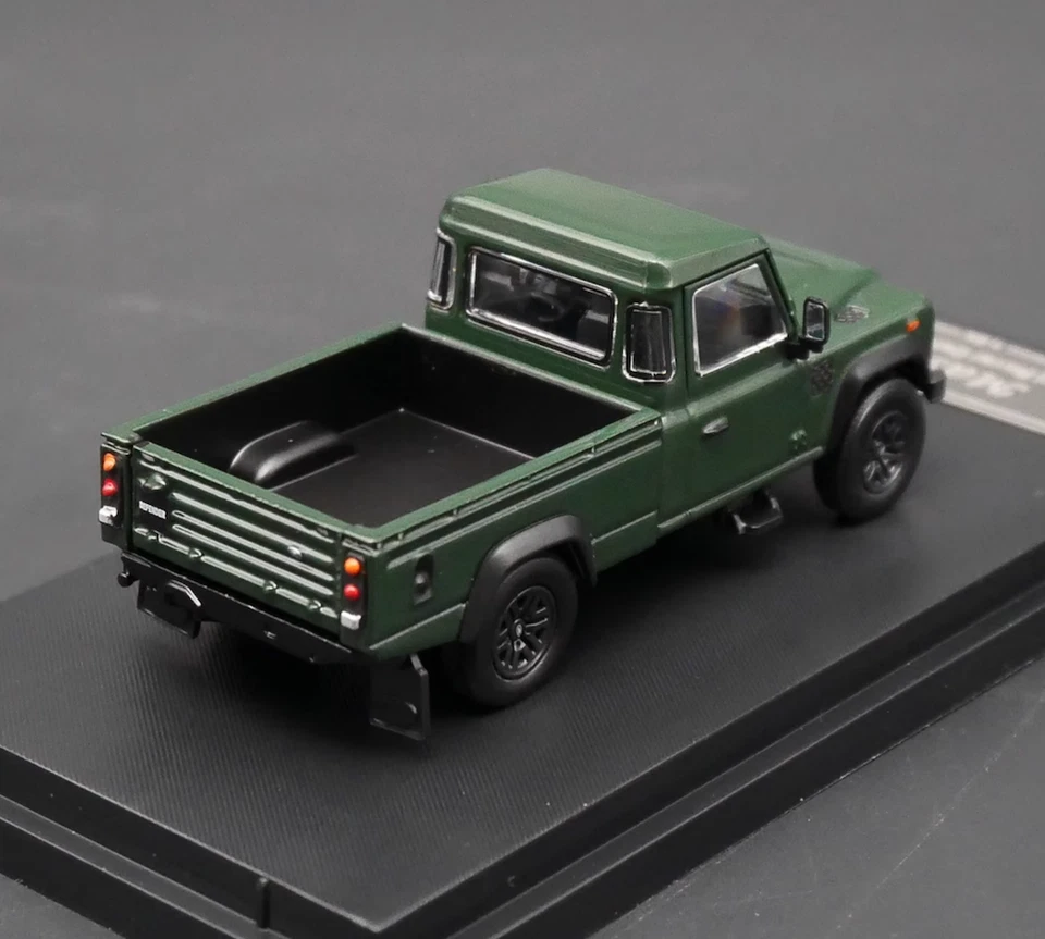 Camioneta Land Rover Defender 110, escala 1:64 de Master Models Foto 3 de 4