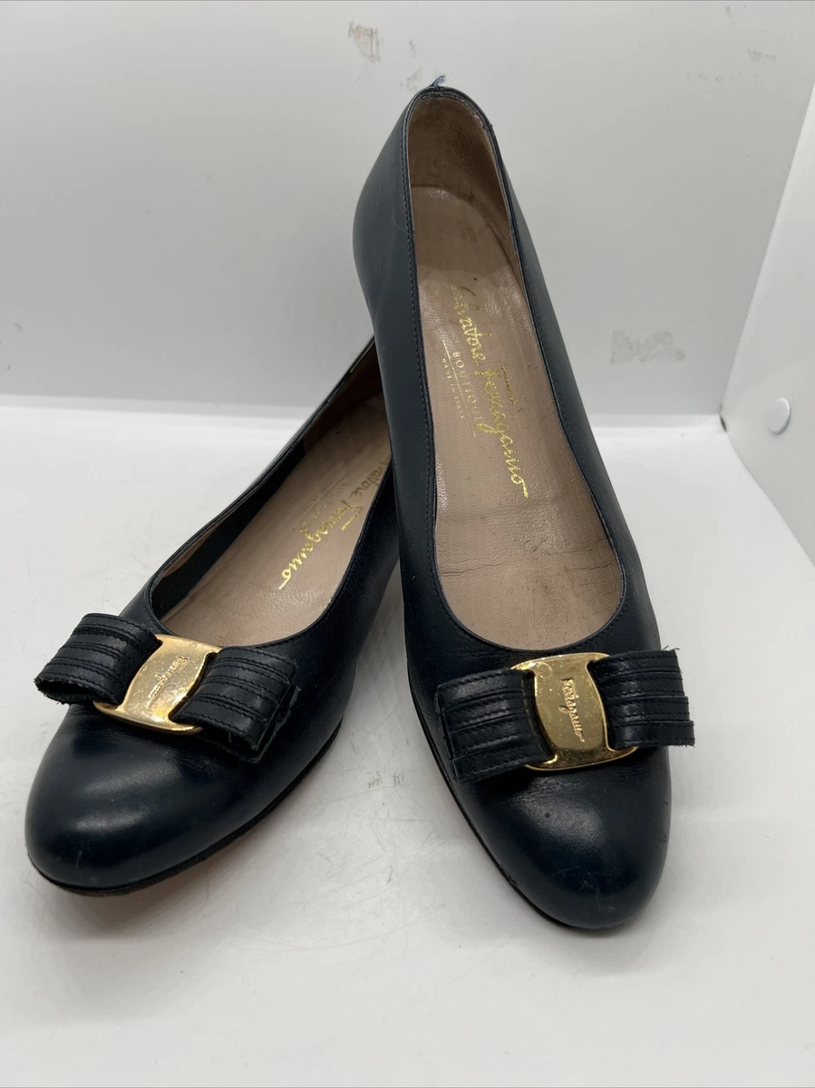 Salvatore Ferragamo Boutique Navy blue Gold Vera Vara Bow Pumps Shoes 8A4 Narrow