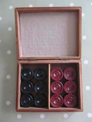 VINTAGE SET BAKELIT ZEICHEN IN DEKORATIVER GERMANISCHER HOLZKISTE - KOMPLETT