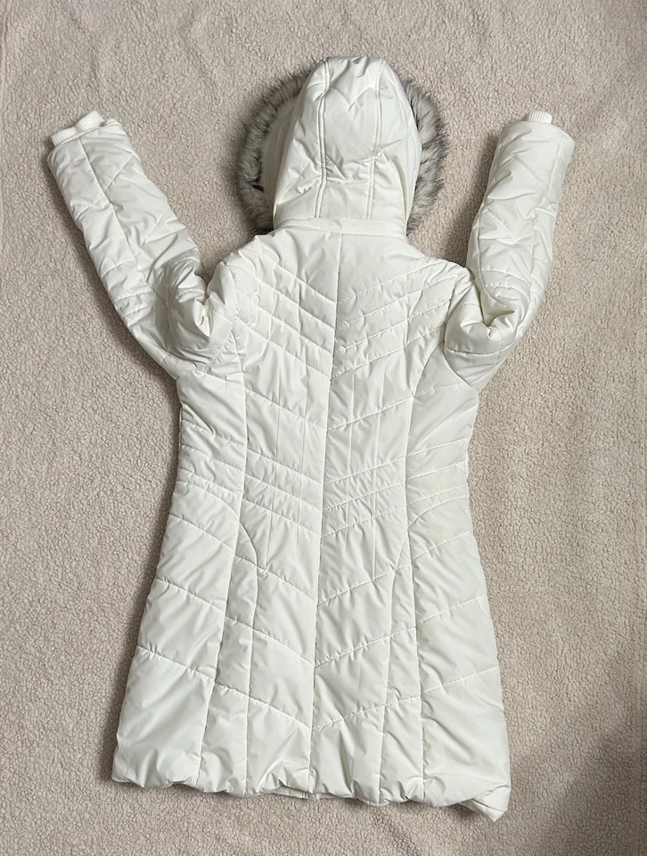 Chaqueta de esquí acolchada Jones New York Off-White con capucha de piel sintética Foto 4 de 4