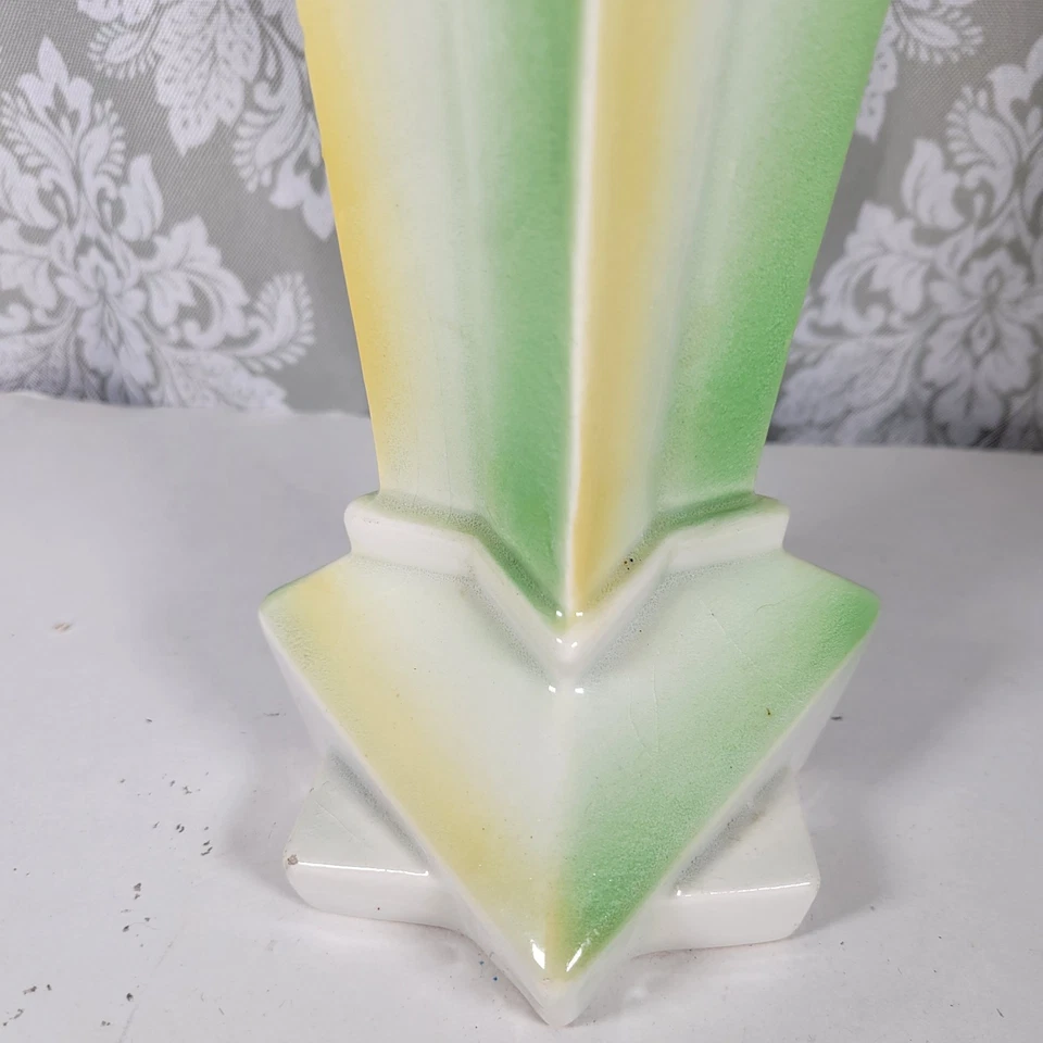 Jarrón vintage futurista/art déco en verde/amarillo y blanco 11" de alto Foto 3 de 4