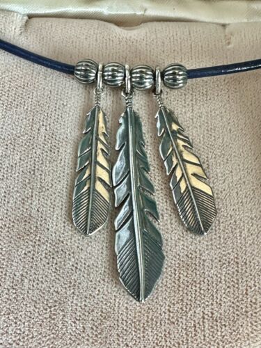 NEU American West Sterlingsilber 3 Federn blau Leder Halskette, 17"