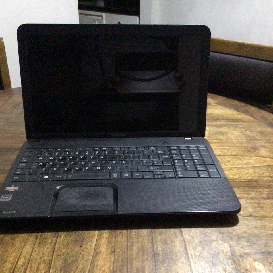 Portátil Toshiba Satellite C850D Foto 2 de 4