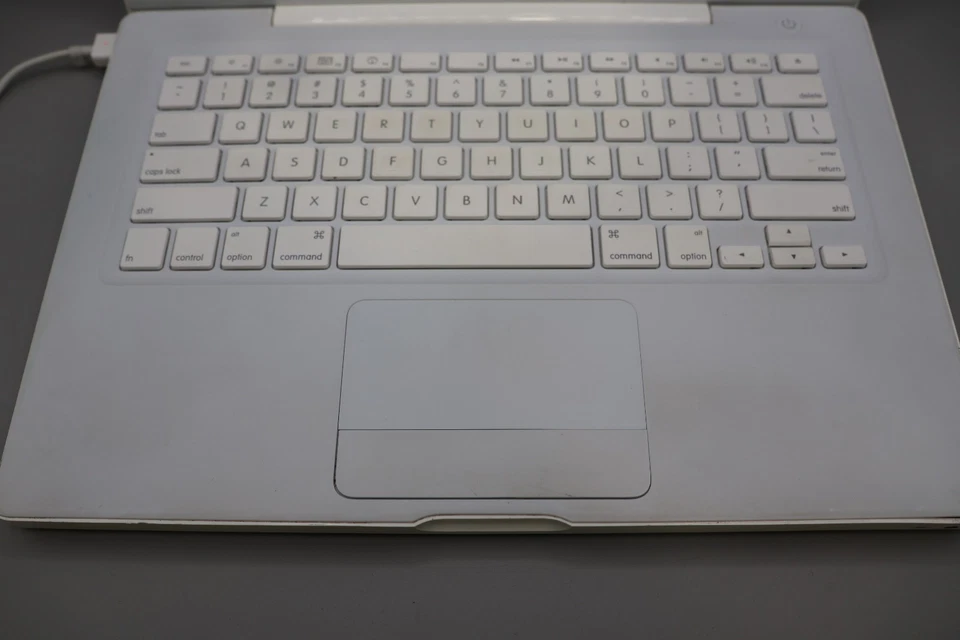 Apple MacBook A1181 13" Mid Mac OS X 10.6, 2.2 GHZ  Core 2 Duo, 1 GB 667 MHZ - Image 3 of 4