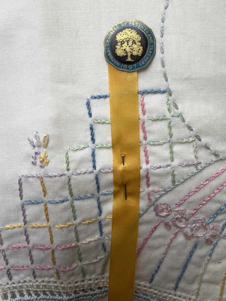 Juego de 2 fundas de almohada bordadas a mano pastel dama con abanico crochet encaje ribete Foto 3 de 4