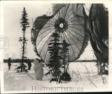 1955 Press Photo US Army paratroopers after landing in Operation "Snowbird," AK