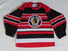 Hockey jersey of Dennis Hull (Chicago Blackhawks) with his authentic autograph.