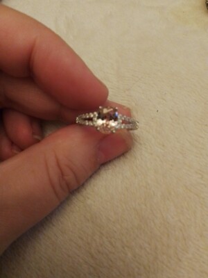 Silberfarbener Ring oval rosa Edelstein + klare Kristalle auf geteiltem Schaft UK N USA 6,5