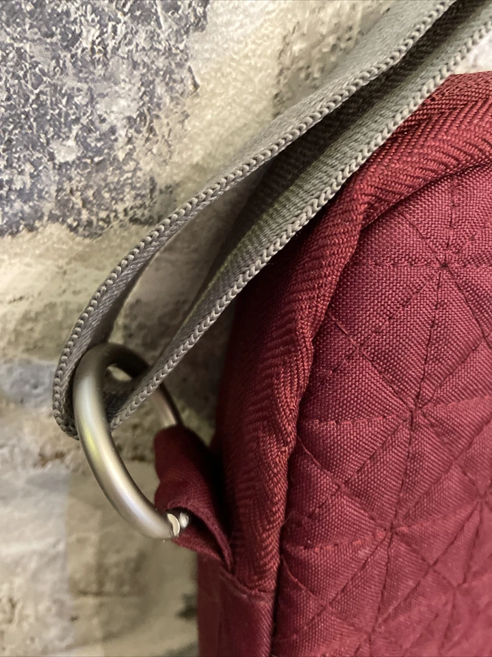 "Funda acolchada para portátil Belkin Borgoña 11,5"" H x 15,5"" W con correa bandolera gris" Foto 4 de 4