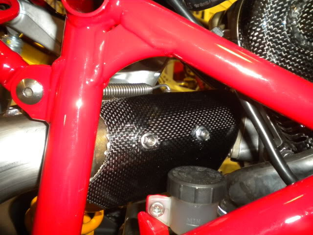 Protection tube échappement Ducati carbone pour sorties circuit et route