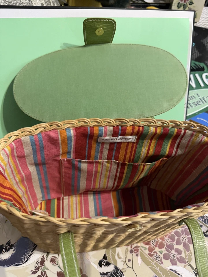 Cartera canasta de mimbre/ratán Bath & Body Works de colección con mango y tapa de PVC verde 8"x11" Foto 3 de 4