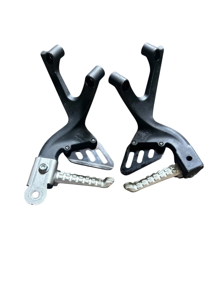 2024 Aprilia Tuono V4 1100 estriberas traseras ABS de fábrica Foto 2 de 4