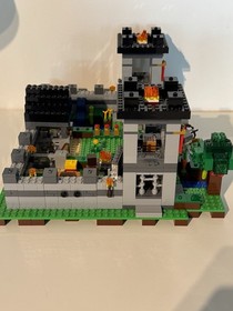 LEGO Minecraft: The Fortress 21127 Used 99.5% Complete set! and manuals