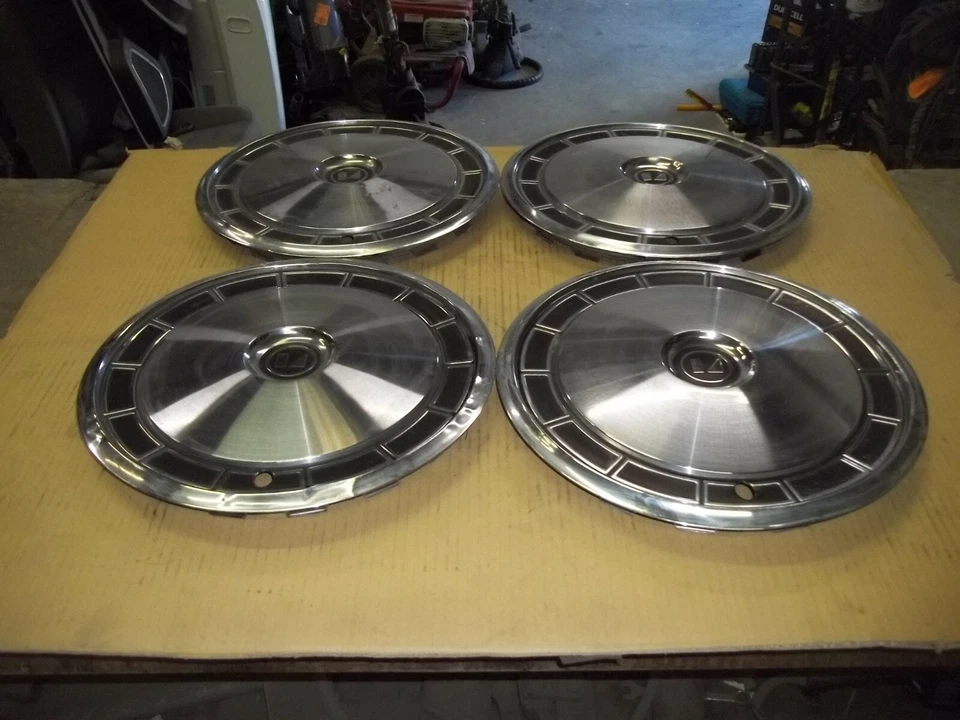 AMC Concord Spirit 81 82 83 Tapacubos Llanta Cubierta Tapacubos 14" OEM USADO JUEGO DE 143 Foto 2 de 4