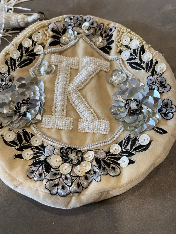 Bolsa Anna Harlow Russo Anthropologie bege com miçangas monograma K - Imagem 4 de 4