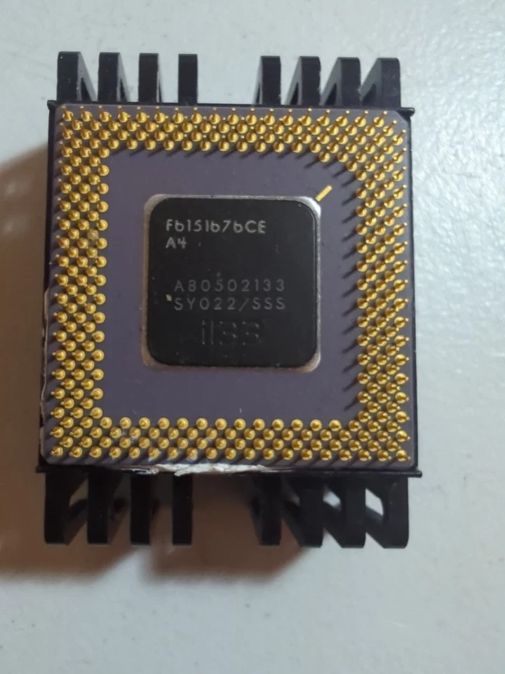 Vintage Intel Pentium 133MHz A80502133 CPUs SY022 Ceramic Gold W/Heat Sink  - Image 4 of 4