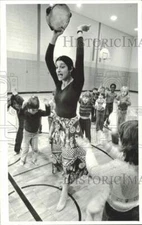 1983 Press Photo Dance Instructor Judity Brin Ingber with Young Class