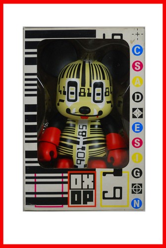 Figura de vinilo Qee Oxop Toy2R código de barras CSA diseño oso 8" nueva en caja - Imagen 2 de 5