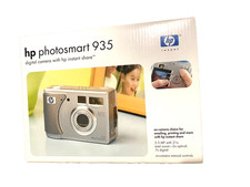 HP PHOTOSMART 935 DIGITAL CAMERA  WITH CHARGER AND ACCESSORIES