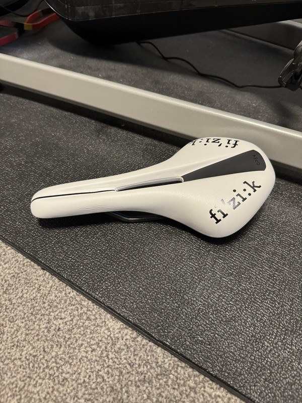 Fizik Antares R3 Open Road Bike Saddle White, 142mm Indoor Use Only