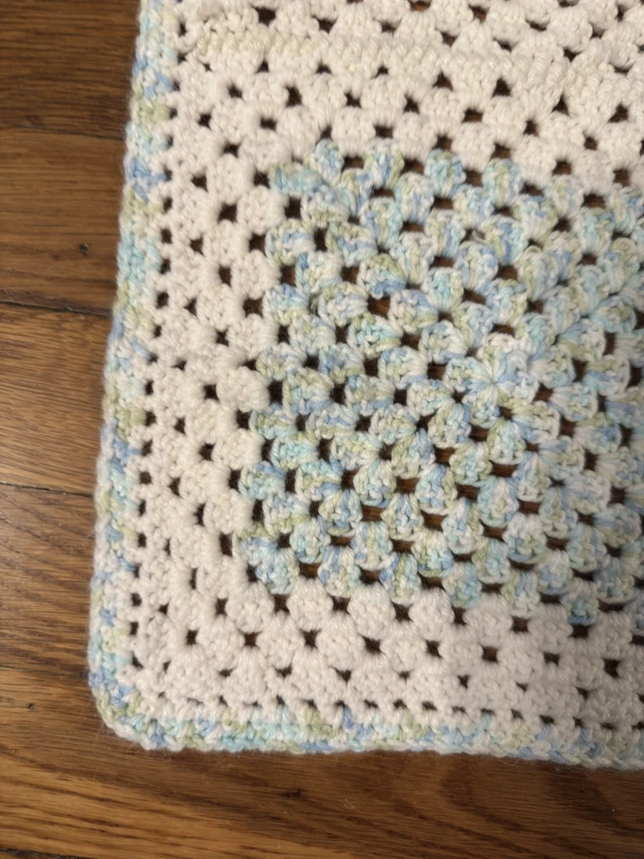 Edredón Abuela Hecho a Mano Azul y Verde Crotchet aproximadamente 26x35, Manta Infantil Foto 4 de 4