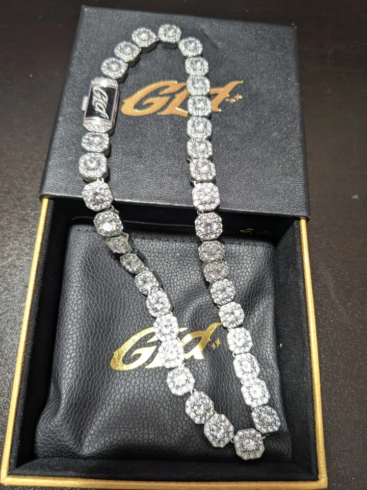 Collar con racimo de diamantes enchapado en oro blanco de 18 pulgadas y 18 k Foto 3 de 3