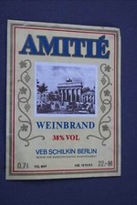 tolles altes Flaschenetikett - Amiti&eacute; Weinbrand VEB Schilkin Berlin
