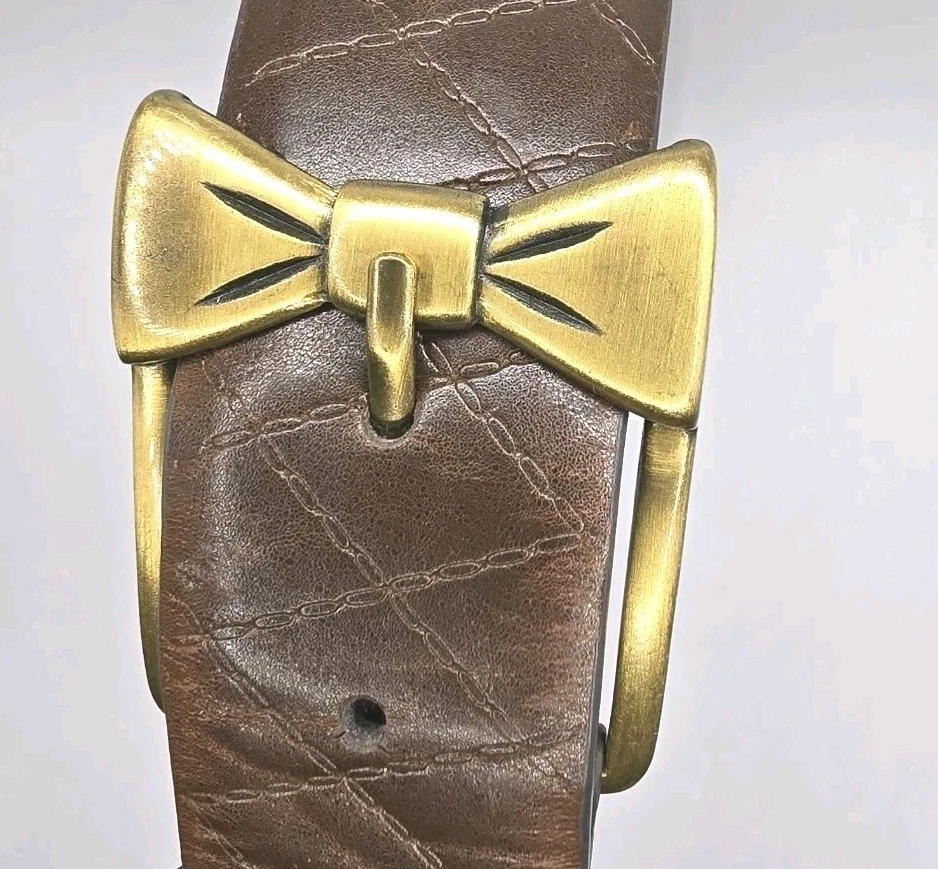 Cinturón Betsy Johnson Talla M 33.5" - 37" Cuero Marrón Arco Dorado Rockabilly Foto 2 de 4
