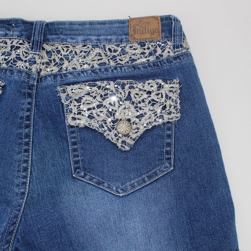 Pantalones cortos de mezclilla Love Indigo para mujer 34 cintura encaje y lentejuelas - Imagen 3 de 10