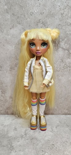 Muñeca Rainbow High Fashion Serie 1 Sunny Madison Con Conjunto Extra - Imagen 2 de 11