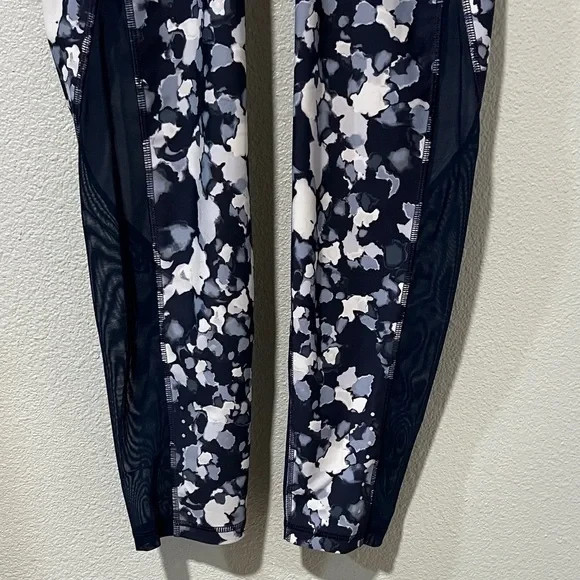 Old Navy Active Patterned Elevate Leggings With P… - image 3