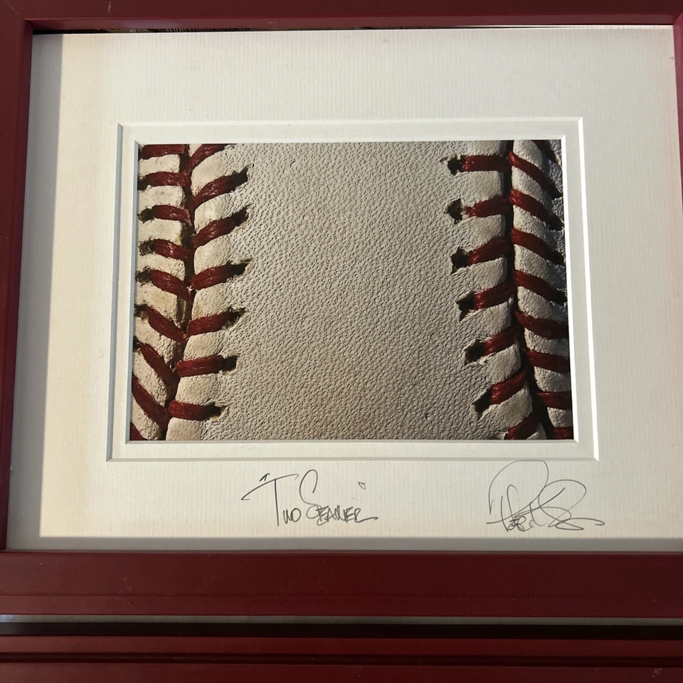 Fotos de futebol e basquete com moldura assinadas penduradas em esportes - Imagem 2 de 4